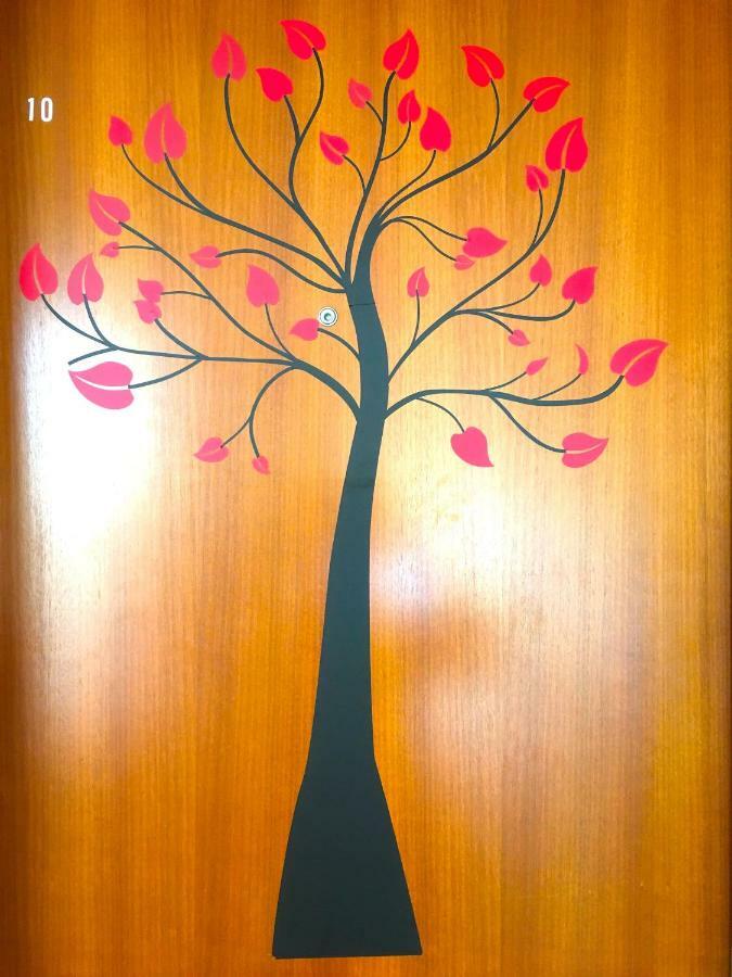 Apartment Mit Dem Roten Baum